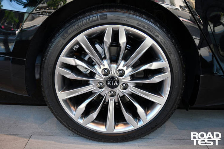 Ngoài ra, mẫu sedan hạng sang Kia K7 mới vẫn sở hữu form dáng sedan lai coupe với phần mui sau được làm vát nhẹ xuống đuôi tạo cảm giác thể thao và cá tính hơn. Xe sở hữu cặp ống xả kép mạ chrome đặt gọn gàng hai bên hông xe. Thêm vào đó, xe còn mang trong mình cặp mâm đa chấu kích thước lớn vô cùng ấn tượng.