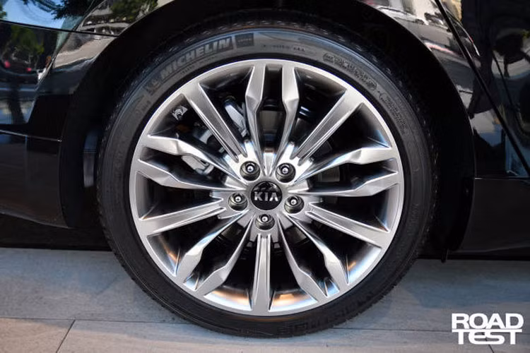 Ngoài ra, mẫu sedan hạng sang Kia K7 mới vẫn sở hữu form dáng sedan lai coupe với phần mui sau được làm vát nhẹ xuống đuôi tạo cảm giác thể thao và cá tính hơn. Xe sở hữu cặp ống xả kép mạ chrome đặt gọn gàng hai bên hông xe. Thêm vào đó, xe còn mang trong mình cặp mâm đa chấu kích thước lớn vô cùng ấn tượng.