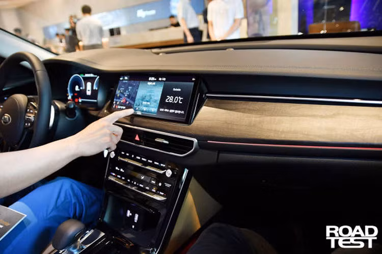 Không chỉ cao cấp hơn, Kia K7 2019 còn có nhiều công nghệ như màn hình hiển thị thông tin kính lái, ra lệnh bằng giọng nói với trí thông minh nhân tạo hay hệ thống hỗ trợ người lái DriveWise. Trong đó, hệ thống DriveWise bao gồm tính năng phát hiện điểm mù, hỗ trợ bám làn đường, kiểm soát hành trình dựa trên định vị, hỗ trợ tránh va chạm khi lùi và hỗ trợ đỗ xe.