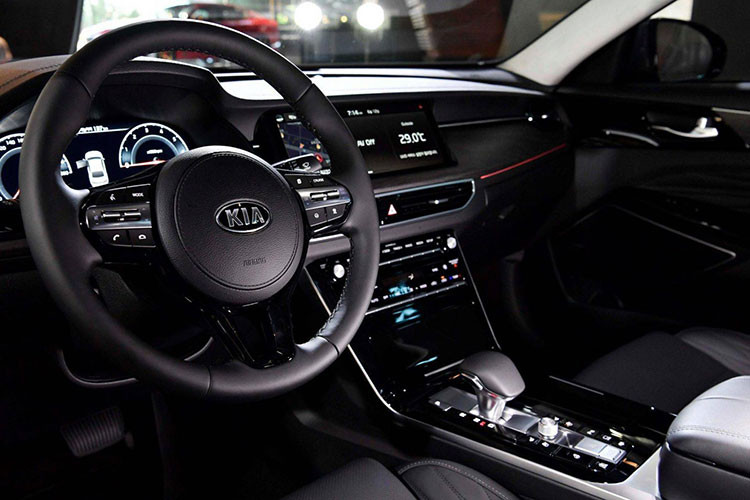 Cũng giống như ngoại thất, khi bước vào không gian nội thất, K7 thế hệ mới cũng sẽ không khiến người dùng phải thất vọng khi sở hữu không gian cabin nhẹ nhàng, đơn giản nhưng đầy tinh tế và sang trọng. Khu vực điều khiển trung tâm được lược bỏ nhiều nút bấm phức tạp để nhường chỗ cho 2 hàng nút bằng kim loại chỉn chu.