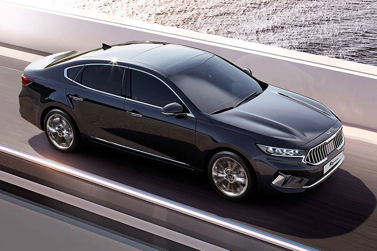 Giá xe Kia K7 2019 sẽ bán ra dao động từ 31,02 - 40,4 triệu Won (khoảng 617 - 804 triệu đồng). Với giá bán hấp dẫn, mẫu sedan cỡ lớn này nhanh chóng thu hút sự chú ý của khách hàng Hàn Quốc. Hãng Kia tiết lộ hiện đã có hơn 8.000 khách hàng đặt cọc để mua K7 2019. Sau Hàn Quốc, Kia K7 2019 dự kiến sẽ được giới thiệu ở những thị trường quốc tế như Mỹ dưới cái tên Cadenza.
