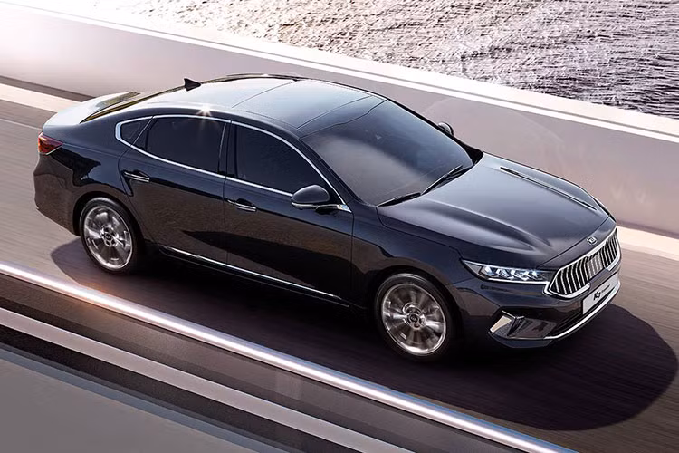 Giá xe Kia K7 2019 sẽ bán ra dao động từ 31,02 - 40,4 triệu Won (khoảng 617 - 804 triệu đồng). Với giá bán hấp dẫn, mẫu sedan cỡ lớn này nhanh chóng thu hút sự chú ý của khách hàng Hàn Quốc. Hãng Kia tiết lộ hiện đã có hơn 8.000 khách hàng đặt cọc để mua K7 2019. Sau Hàn Quốc, Kia K7 2019 dự kiến sẽ được giới thiệu ở những thị trường quốc tế như Mỹ dưới cái tên Cadenza.