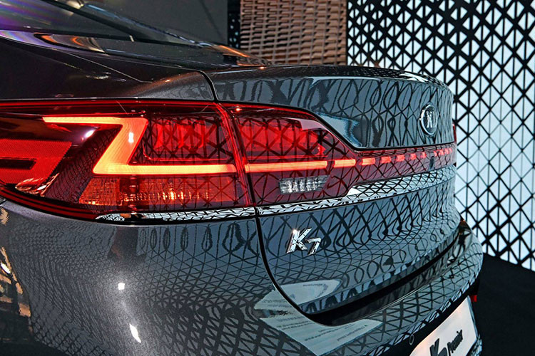 Đúng với phong cách thường thấy, Kia K7 2019 vẫn sở hữu form dáng sedan lai coupe với phần mui sau được làm vát nhẹ xuống đuôi tạo cảm giác thể thao và cá tính hơn. Cụm đèn hậu trên phiên bản mới này được thiết kế với dải đèn Led chạy xuyên suốt đuôi xe, đúng với phong cách thiết kế đèn hậu ngày nay.