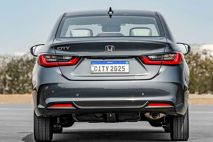 Về trang bị vận hành, tất cả các phiên bản của Honda City Sedan và City Hatchback 2025 đều sử dụng động cơ DOHC i-VTEC 4 xi-lanh thẳng hàng 1.5 lít hút khí tự nhiên.