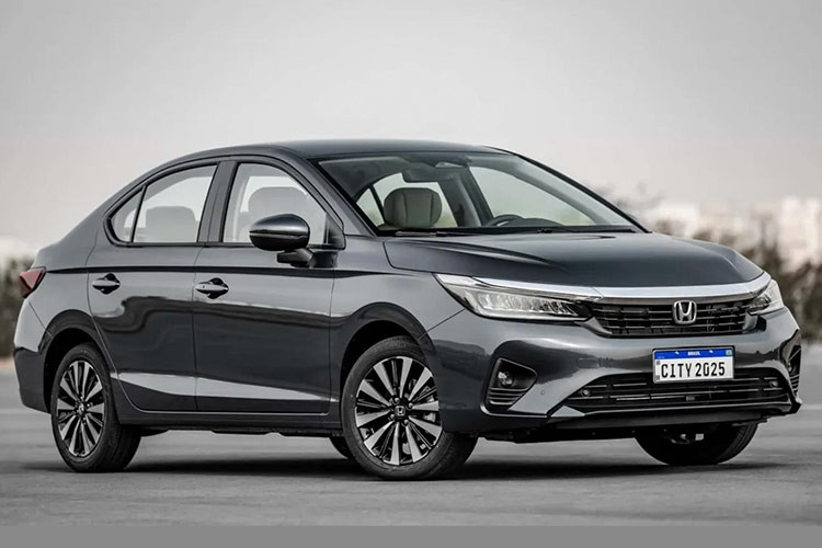 Trên mẫu sedan cỡ B Honda City 2025 mới, xe đã có những thay đổi về ngoại thất. Khu vực đầu xe của Honda City sedan đã được cập nhật lưới tản nhiệt thiết kế kiểu mới, cản xe tinh chỉnh với chi tiết phản quang được đặt theo chiều ngang.