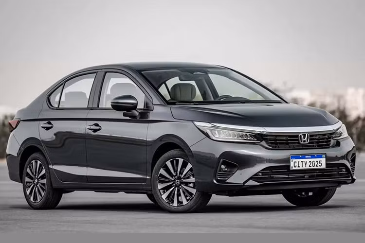 Trên mẫu sedan cỡ B Honda City 2025 mới, xe đã có những thay đổi về ngoại thất. Khu vực đầu xe của Honda City sedan đã được cập nhật lưới tản nhiệt thiết kế kiểu mới, cản xe tinh chỉnh với chi tiết phản quang được đặt theo chiều ngang.