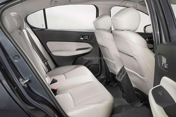 Các nâng cấp khác còn bao gồm sạc không dây, hỗ trợ kết nối không dây với Android Auto và Apple CarPlay. Hàng ghế trước có hai cổng sạc USB Type A, trong khi hàng ghế sau có thêm hai cổng USB Type C.