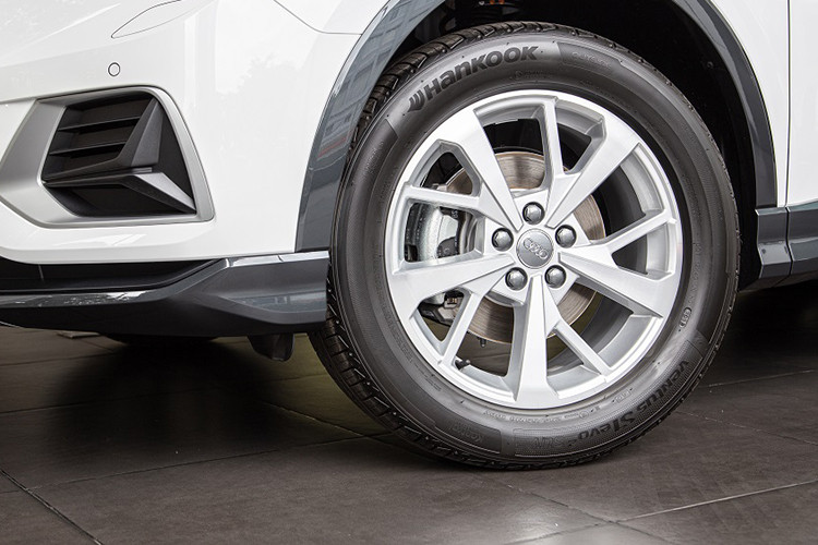 Trong khi đó, phong cách thiết kế thân xe thậm chí còn đậm chất thể thao và cơ bắp hơn trước đây, đặc biệt các vòm bánh xe như một cách khẳng định cấu trúc đặc trưng quattro của thương hiệu. Mâm xe 18 inch tạo hình cánh đúc hợp kim gồ ghề phô vẻ cơ bắp hơn, lốp xe cỡ 235/55.