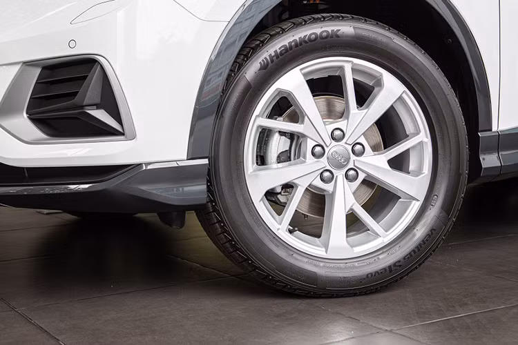 Trong khi đó, phong cách thiết kế thân xe thậm chí còn đậm chất thể thao và cơ bắp hơn trước đây, đặc biệt các vòm bánh xe như một cách khẳng định cấu trúc đặc trưng quattro của thương hiệu. Mâm xe 18 inch tạo hình cánh đúc hợp kim gồ ghề phô vẻ cơ bắp hơn, lốp xe cỡ 235/55.