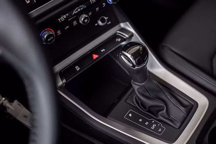 Một số hệ thống hỗ trợ lái tiên tiến trên Audi Q3 mới gồm có kiểm soát hành trình, hỗ trợ dốc, tính năng đỗ xe Parking Aid Plus với camera 360 độ hiển thị ngay lập tức tất cả các góc xung quanh xe trên màn hình lớn giúp tối ưu điều khiển cho người lái. Ngoài chế độ góc xem ảo, chế độ camera đảo chiều và chế độ xem toàn cảnh 180 độ phía trước – sau xe, còn có thế quan sát chi tiết các bánh trước và bánh sau...