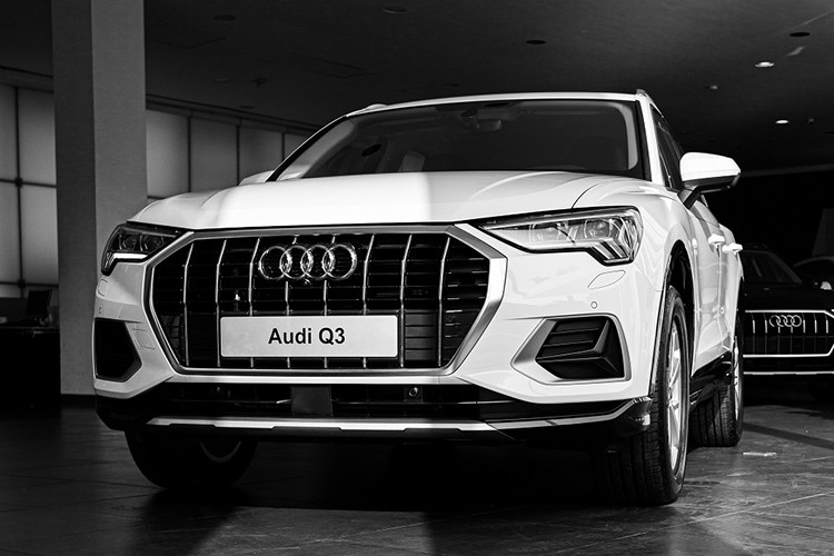Mức giá xe Audi Q3 2020 mới chính hãng hiện vẫn chưa được công bố, tuy nhiên theo một số tin đồn nó sẽ bán ra dưới 2 tỷ đồng tại Việt Nam. Khi bán ra, nó sẽ cạnh tranh với các đối thủ như Volvo XC40 giá 1,75 tỷ đồng, BMW X1 giá 1,688 tỷ, Mercedes-Benz GLA 200 1,619 tỷ đồng.