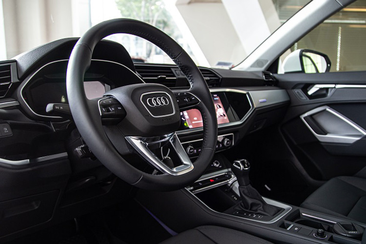 Hàng ghế sau có thể di chuyển tiến về phía trước hoặc sau 150 mm để tăng dung tích khoang hành lý lên tới 145 lít. Tựa lưng ba hướng theo tỷ lệ 40:20:40 có thể gập theo 7 cách. Tùy thuộc vào vị trí của hàng ghế sau và tựa lưng, khoang hành lý có thể thay đổi từ 530 tới 1.525 lít. Sàn chở đồ có thể điều chỉnh 3 cấp độ và nắp che đồ có thể tháo ra để dưới sàn nếu không cần thiết. Nắp cốp đóng mở điện.