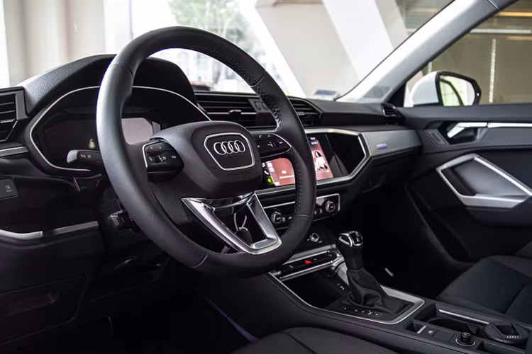 Hàng ghế sau có thể di chuyển tiến về phía trước hoặc sau 150 mm để tăng dung tích khoang hành lý lên tới 145 lít. Tựa lưng ba hướng theo tỷ lệ 40:20:40 có thể gập theo 7 cách. Tùy thuộc vào vị trí của hàng ghế sau và tựa lưng, khoang hành lý có thể thay đổi từ 530 tới 1.525 lít. Sàn chở đồ có thể điều chỉnh 3 cấp độ và nắp che đồ có thể tháo ra để dưới sàn nếu không cần thiết. Nắp cốp đóng mở điện.