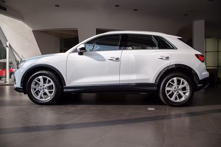 Về ngoại hình, Audi Q3 thế hệ mới thể hiện mạnh ở thiết kế lưới tản nhiệt khung đơn hình bát giác lớn hơn được phân chia bởi những thanh dọc cũng như hai hốc gió lớn hai bên – đặc trưng thiết kế mới của dòng Audi SUV. Xe sở hữu kích thước dài 4.484 mm (tăng 96 mm), rộng 1.849 mm (tăng 18 mm), cao 1.585 mm (giảm 5 mm), chiều dài cơ sở cũng được nới thêm 77 mm đạt 2.680 mm – rộng rãi hơn nhiều so với bản tiền nhiệm