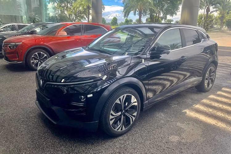 Ngoài ra, xe còn có nẹp nhựa màu đen bao quanh hốc gió trung tâm, hốc bánh, sườn xe và cản sau theo đúng phong cách SUV. Viền cửa sổ và nóc đều được trang trí bằng nẹp mạ crôm. Trong khi đó, đèn hậu của xe có thiết kế khá nhỏ.