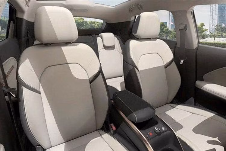 Trước mặt người lái là vô lăng 3 chấu với thiết kế vát đáy thể thao, tích hợp các phím chức năng. Xe không có bảng đồng hồ mà chỉ đi kèm màn hình cảm ứng trung tâm 12,9 inch đặt nổi trên mặt táp-lô. Thêm vào đó là cửa gió điều hòa trải dài trên mặt táp-lô và nằm bên dưới màn hình thông tin giải trí.