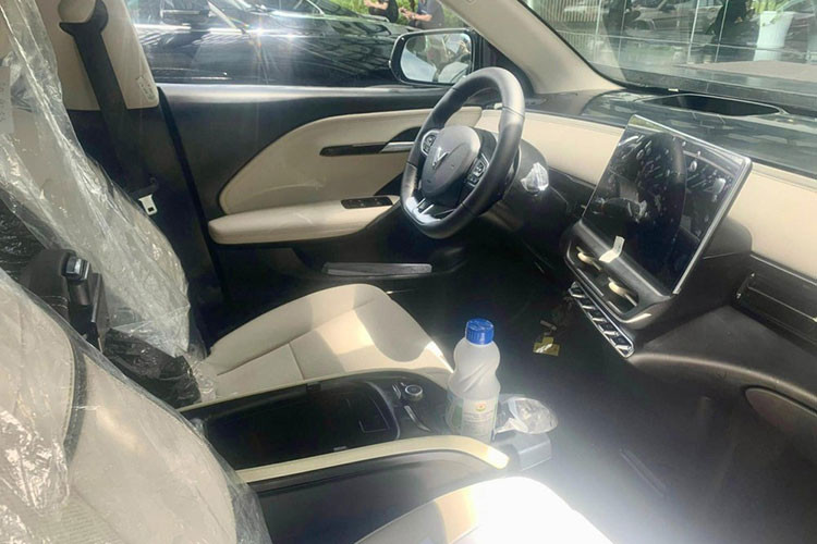 Tương tự ngoại thất, nội thất của VinFast VF6 bản thương mại cũng được bê nguyên từ xe concept sang. Chiếc xe trong ảnh được trang bị nội thất 2 màu đen - be tương phản và có những chi tiết màu vàng đồng làm điểm nhấn. Chiếc xe này có vẻ thuộc bản Eco tiêu chuẩn vì dùng ghế bọc da pha nỉ. Trong khi đó, phiên bản Plus sẽ dùng ghế bọc da.