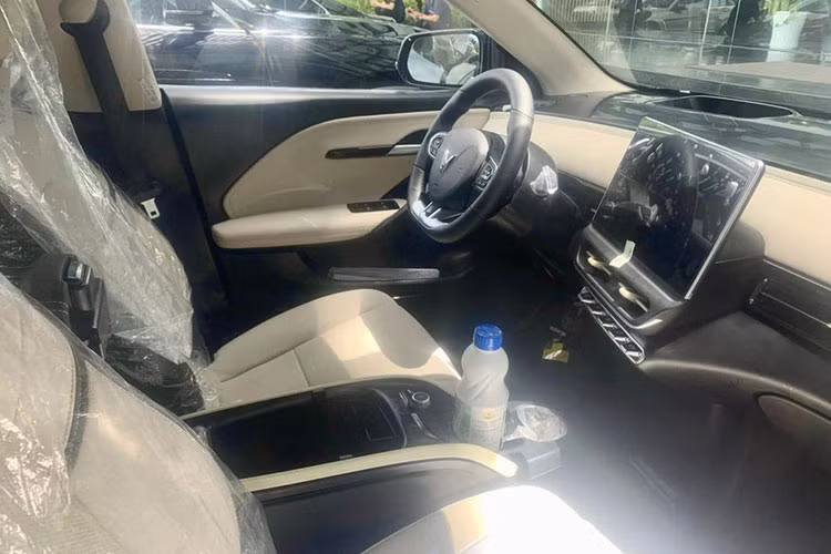 Tương tự ngoại thất, nội thất của VinFast VF6 bản thương mại cũng được bê nguyên từ xe concept sang. Chiếc xe trong ảnh được trang bị nội thất 2 màu đen - be tương phản và có những chi tiết màu vàng đồng làm điểm nhấn. Chiếc xe này có vẻ thuộc bản Eco tiêu chuẩn vì dùng ghế bọc da pha nỉ. Trong khi đó, phiên bản Plus sẽ dùng ghế bọc da.