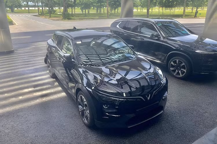 Trước thời điểm ra mắt thị trường Việt Nam, VinFast VF6 2024 bản thương mại đã bất ngờ lộ diện. Qua những hình ảnh này, có thể thấy phiên bản thương mại sở hữu ngoại hình không khác biệt so với xe concept được dùng để trưng bày trong các sự kiện trong và ngoài nước trước đó.