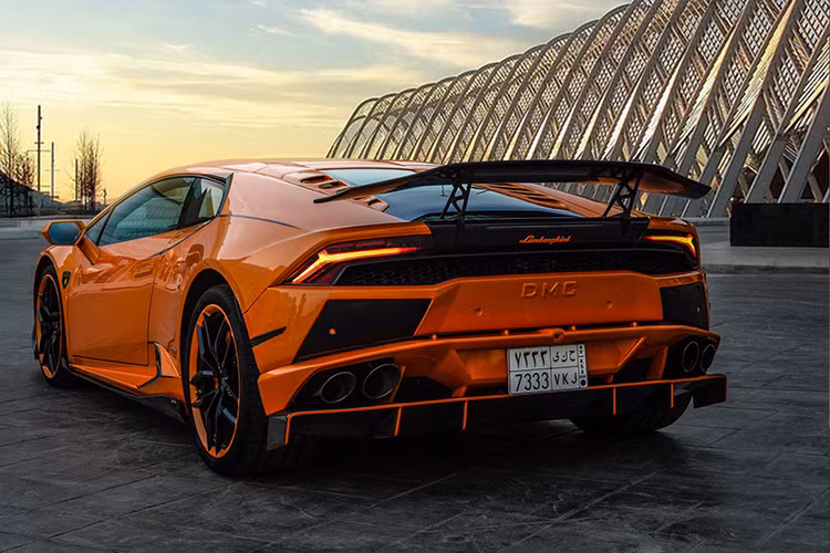 DMC còn bổ sung những chi tiết điểm nhấn màu đen rất nổi bật giữa nước sơn cam giúp phô diễn những đường nét thiết kế góc cạnh của chiếc baby lamborghini này.