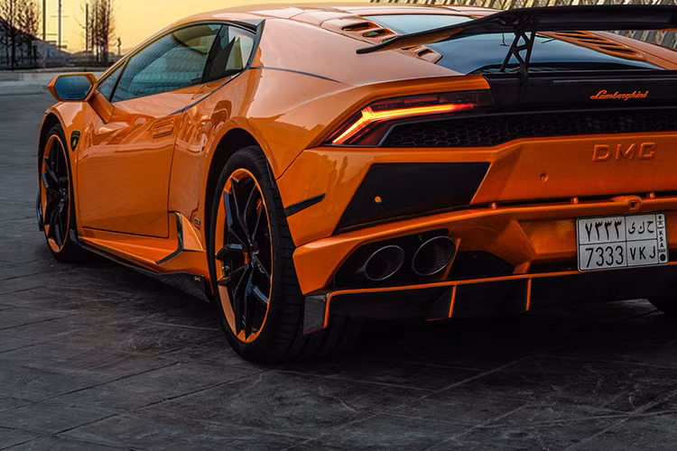 Dù vậy, khả năng tăng tốc lên 100 km/h chỉ trong 3.1 giây và tốc độ tối đa trên 325 km/h cũng là rất đáng kể. Nếu khách hàng thực sự muốn chiếc Huracan của mình sở hữu sức mạnh hủy diệt, họ nên chọn Lamborghini Huracan LP1088 E-GT.