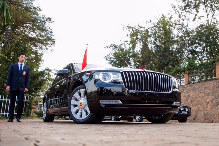 Trong khuôn khổ chuyến thăm các nước châu Âu bao gồm Ý, Monaco và Pháp, Chủ tịch Trung Quốc đã dùng chiếc xe chuyên dụng của mình - đó chính là xe siêu sang Hồng Kỳ N501. Điều này nhanh chóng thu hút sự chú ý đặc biệt của giới truyền thông phương tây.