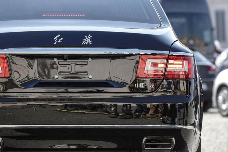 Tổng quan thiết kế của Hồng kỳ N501 mang ngôn ngữ hiện đại nhưng vẫn duy trì chút gì đó kiểu hoài cổ Trung Quốc. Phần đầu xe với thiết kế khá đơn giản, không cầu kỳ. Bộ mặt ca-lăng bằng chrome sáng bóng hình tứ giác bo tròn cùng nhiều thanh dọc chạy dài. Hệ thống đèn chiếu sáng dạng Led với đèn định vị hình móng ngựa sắc sảo.