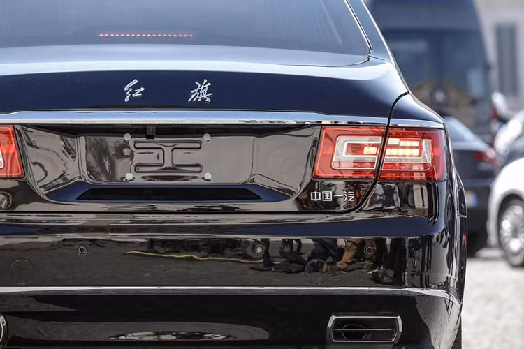 Tổng quan thiết kế của Hồng kỳ N501 mang ngôn ngữ hiện đại nhưng vẫn duy trì chút gì đó kiểu hoài cổ Trung Quốc. Phần đầu xe với thiết kế khá đơn giản, không cầu kỳ. Bộ mặt ca-lăng bằng chrome sáng bóng hình tứ giác bo tròn cùng nhiều thanh dọc chạy dài. Hệ thống đèn chiếu sáng dạng Led với đèn định vị hình móng ngựa sắc sảo.