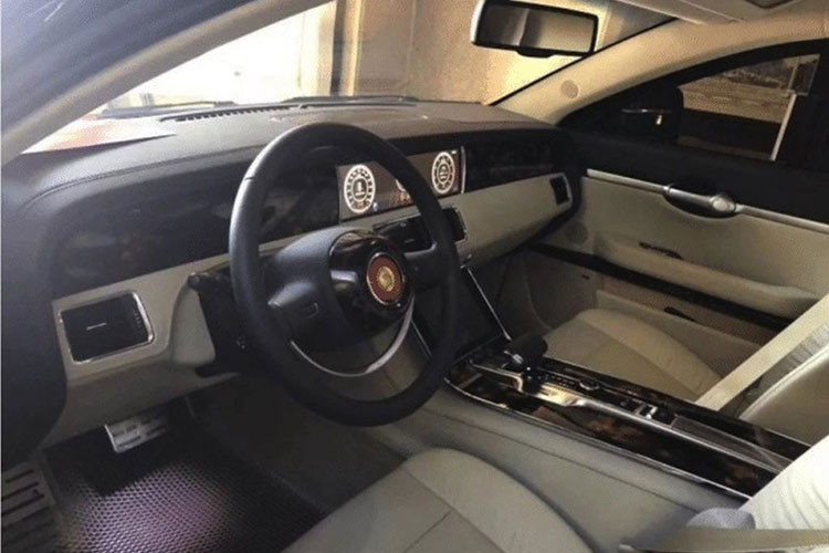 Khoang nội thất của xe mang tới sự sang trọng và ngăn nắp. Vô-lăng 2 chấu với thiết kế lạ mắt và độc đáo. Phía sau là 2 màn hình kéo dài giống như trên các mẫu S-Class của Mercedes-Benz. Gỗ và da vẫn là 2 vật liệu cấu thành chủ yếu nên khoang cabin. Ngoài ra, Hồng Kỳ N501 còn được trang bị thêm 1 màn hình nhỏ hơn phục phụ cho việc điều chỉnh các chức năng ghế hoặc máy lạnh...