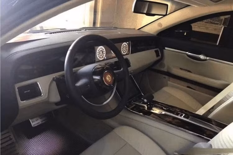 Khoang nội thất của xe mang tới sự sang trọng và ngăn nắp. Vô-lăng 2 chấu với thiết kế lạ mắt và độc đáo. Phía sau là 2 màn hình kéo dài giống như trên các mẫu S-Class của Mercedes-Benz. Gỗ và da vẫn là 2 vật liệu cấu thành chủ yếu nên khoang cabin. Ngoài ra, Hồng Kỳ N501 còn được trang bị thêm 1 màn hình nhỏ hơn phục phụ cho việc điều chỉnh các chức năng ghế hoặc máy lạnh...