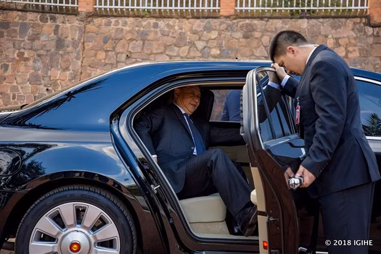 Bộ mâm 9 chấu to bản màu bạc cùng ốp đầu trục 1 điểm được sơn đỏ tương phản nổi bật. Bên thân xe phía trước còn được gắn logo của hãng Hồng Kỳ. Những chi tiết đáng chú ý khác gồm có tay nắm cửa mạ chrome to bản và sáng bóng, viền cửa sổ được làm tỉ mỉ và nổi bật.