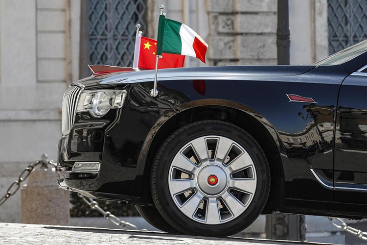 Cản dưới cũng có một thanh chrome chạy dài nối liền hai đầu đèn sương mù Led. Trên phần nắp ca-pô là logo màu quốc kỳ Trung Quốc kéo dài nổi bật. Bên thân xe là một thanh chrome hình chữ L kéo dài xuyên suốt trên thân xa từ bánh trước với bánh sau giống kiểu của BMW 7-Series.