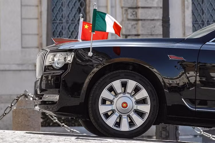 Cản dưới cũng có một thanh chrome chạy dài nối liền hai đầu đèn sương mù Led. Trên phần nắp ca-pô là logo màu quốc kỳ Trung Quốc kéo dài nổi bật. Bên thân xe là một thanh chrome hình chữ L kéo dài xuyên suốt trên thân xa từ bánh trước với bánh sau giống kiểu của BMW 7-Series.