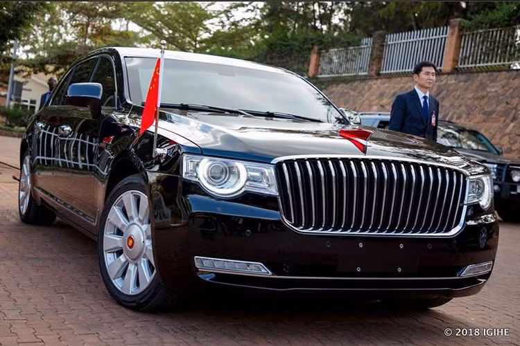 Mẫu xe nguyên thủ Hồng Kỳ N501 chính là biến thể dành riêng cho nhà lãnh đạo tối cao của Trung Quốc, ông Tập Cận Bình. Chuyến thăm châu Âu lần này không phải là lần đầu tiên mà Hồng Kỳ N501 xuất ngoại, bởi trước đó, mẫu xe này đã từng hộ tống ông Tập thăm đất nước Rwanda hồi năm 2018.