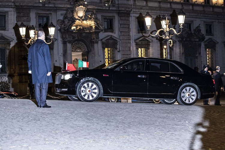 Thương hiệu ôtô Hồng Kỳ là hãng xe hơi chuyên sản xuất các sản phẩm phục vụ cho các lãnh đạo Trung Quốc và được thành lập vào năm 1958. Được ví như "Rolls-Royce" của người Trung Quốc, các mẫu xe của Hồng Kỳ luôn mang tính biểu tượng cho nền công nghiệp xe hơi nước này.