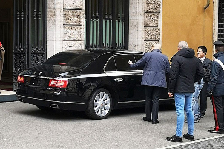 Tin đồn cũng cho biết, Hồng Kỳ N501 được trang bị 2 tùy chọn động cơ khác nhau. Thứ nhất là động cơ xăng V8, tăng áp kép, dung tích 4.0 lít. Động cơ này được phát triển từ máy của Toyota và sản sinh công suất tối đa khoảng 400 mã lực. Thứ hai là động cơ xăng V6, tăng áp, dung tích 3.0 lít với công suất tối đa 333 mã lực.