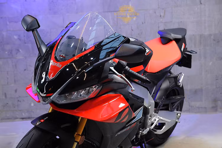 Mức giá xe Aprilia RSV4 Factory 1100 tại Việt Nam hiện đang bán chính hãng tới 885 triệu đồng và là đối thủ cạnh tranh với những cái tên quen thuộc như BMW S 1000 RR (từ 949 triệu đồng), Honda CBR1000RR-R Fireblade (từ 949 triệu đồng) hay Kawasaki Ninja H2 (1,299 tỷ đồng).