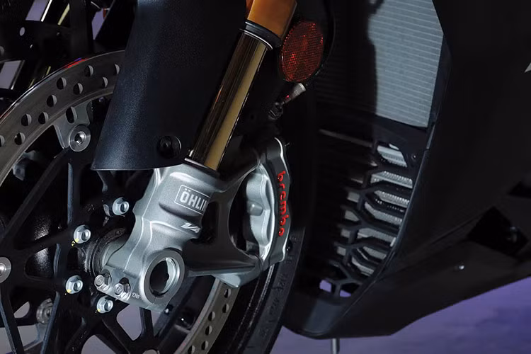 Không giống như những thương thiệu khác, Aprilia đưa những tính năng trên đường đua vào một mẫu môtô thương mại. Aprilia RSV4 Factory 1100 phát triển dựa trên khung nhôm hai dầm dọc điều chỉnh được. Bộ giảm chấn lái Ohlins quản lý điện tử EC2.0.