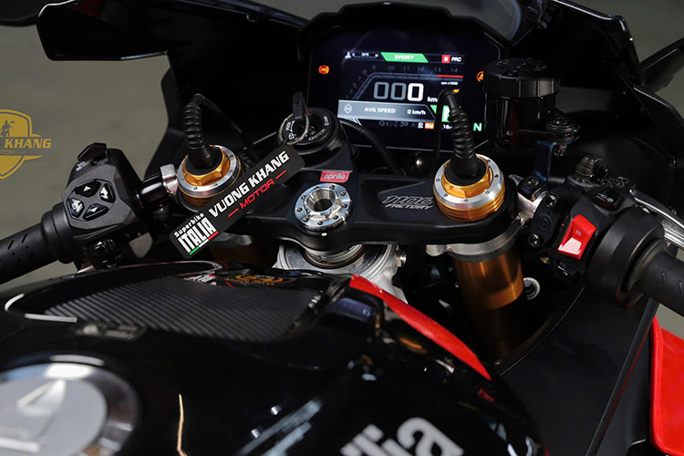 Xe sở hữu khối động cơ 4 xi-lanh chữ V với góc nghiêng 65 độ, dung tích thực 1.099 phân khối, làm mát bằng chất lỏng, công suất 217 mã lực tại 13.000 vòng/phút, mô-men xoắn cực đại 125 Nm tại 10.500 vòng/phút. Hộp số 6 cấp với hệ thống chuyển số nhanh AQS (Aprilia Quick Shift). Động cơ đạt chuẩn khí thải Euro 5.