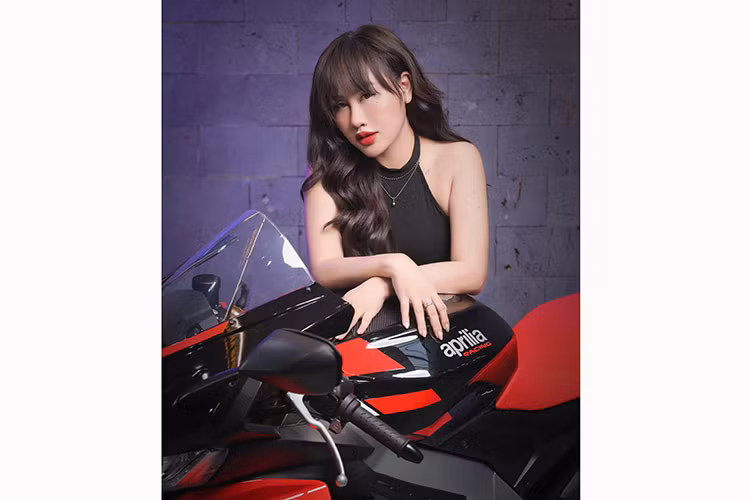 Hướng đến việc cầm lái một mình hơn là đi cùng bạn đồng hành, phần yên sau của xe được làm nhỏ và hẹp. Trong khi đó yên trước tạo hình phẳng và gọt mềm mại theo bình xăng phía trước, tạo cảm giác linh hoạt khi sử dụng hàng ngày lẫn trên sân đua. Chiếc xe có chiều cao yên tới 851 mm.