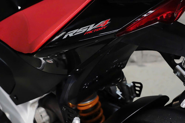 Các tính năng hỗ trợ lái trang bị trên RSV4 Factory 1100 với hệ thống APRC (Aprilia Performance Ride Control), gồm kiểm soát lực kéo, hệ thống quản lý động cơ, phanh động cơ, kiểm soát bốc đầu, hỗ trợ khởi động, điều khiển đường trường.