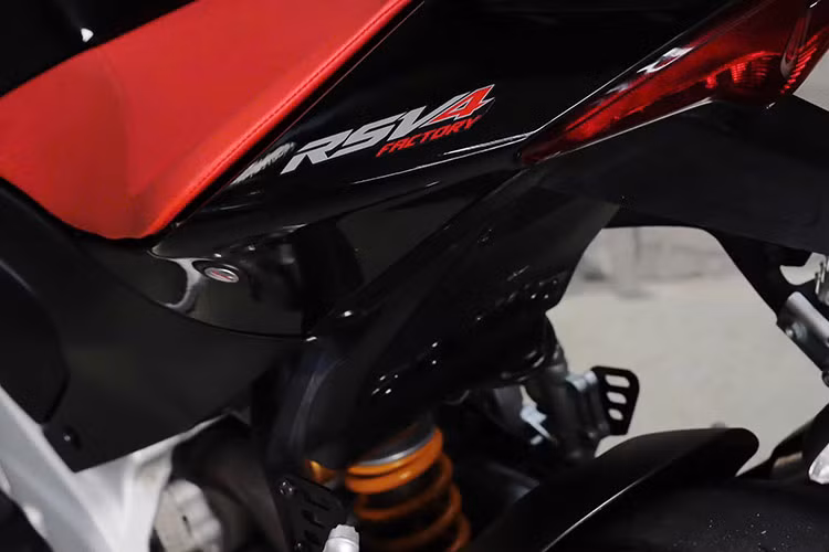 Các tính năng hỗ trợ lái trang bị trên RSV4 Factory 1100 với hệ thống APRC (Aprilia Performance Ride Control), gồm kiểm soát lực kéo, hệ thống quản lý động cơ, phanh động cơ, kiểm soát bốc đầu, hỗ trợ khởi động, điều khiển đường trường.