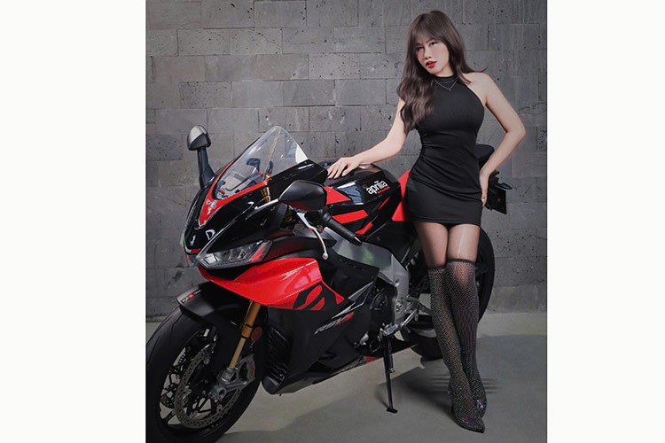 Về chiếc Aprilia RSV4 Factory 1100 đọ dáng Tiểu Ái trong bài viết này, đây là mẫu xe được nhập khẩu từ Italy về Việt Nam và cũng là mẫu môtô mạnh mẽ nhất của thương hiệu Aprilia. Xe trang bị nhiều tính năng hỗ trợ người lái, từ đường đô thị cho đến đường đua.