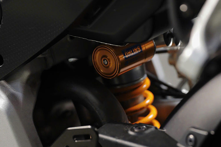 Cặp phuộc trước Up Side Down Ohlins điều khiển điện đường kính 43 mm, hành trình 125 mm. Phuộc đơn sau liên kết với hệ thống APS và bộ nén thủy lực điều chỉnh điện. Cặp bánh với vành 17 inch, đi kèm cặp lốp hiệu suất cao Pirelli Diablo Supercorsa. Hệ thống chống bó cứng phanh ABS và hỗ trợ phanh khi vào cua. 