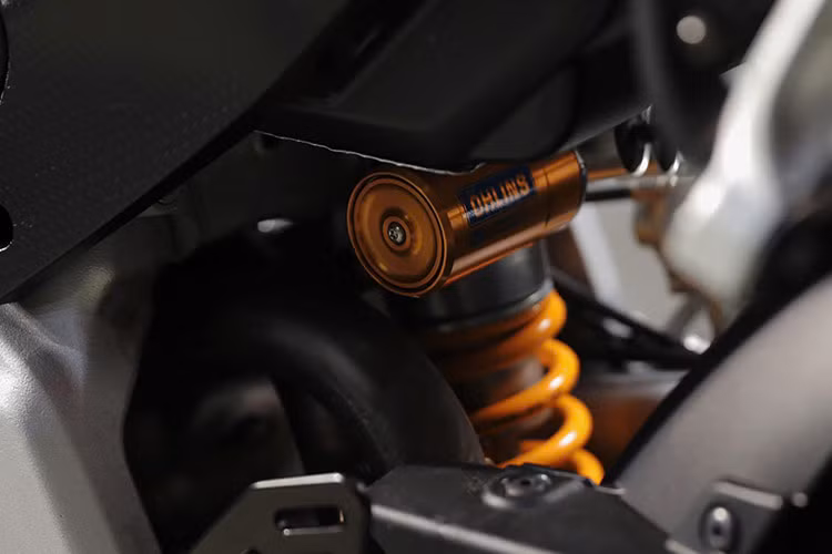 Cặp phuộc trước Up Side Down Ohlins điều khiển điện đường kính 43 mm, hành trình 125 mm. Phuộc đơn sau liên kết với hệ thống APS và bộ nén thủy lực điều chỉnh điện. Cặp bánh với vành 17 inch, đi kèm cặp lốp hiệu suất cao Pirelli Diablo Supercorsa. Hệ thống chống bó cứng phanh ABS và hỗ trợ phanh khi vào cua. 