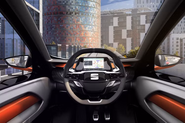 Hệ truyền động điện của xe có trang bị một cụm pin có thể dễ dàng thay đổi “trong vài giây đồng hồ”, cho phép Seat Minimo tiếp tục hành trình của nó nhanh hơn những mẫu xe điện khác. Seat khẳng định rằng sạc pin đầy có thể di chuyển cự li 100 km.