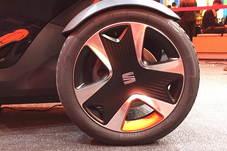 Không giống như Renault Twizy, Seat Minimo có lắp đặt một khoang lái khép kín hoàn chỉnh với bố cục 1+1 ghế ngồi. Hai cửa xe có tính bất đối xứng và được thiết kế để mở trong những không gian hẹp nhất, với cánh cửa bên trái nhỏ hơn bên phải.