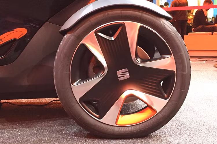 Không giống như Renault Twizy, Seat Minimo có lắp đặt một khoang lái khép kín hoàn chỉnh với bố cục 1+1 ghế ngồi. Hai cửa xe có tính bất đối xứng và được thiết kế để mở trong những không gian hẹp nhất, với cánh cửa bên trái nhỏ hơn bên phải.