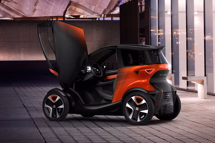 Ý tưởng đằng sau mẫu xe 4 bánh chạy điện này là kết hợp các chiều không gian nhỏ của một chiếc môtô với sự an toàn và dễ chịu của một chiếc ôtô, một ý tưởng khiến người ta nhớ đến mẫu Renault Twizy trước đây.