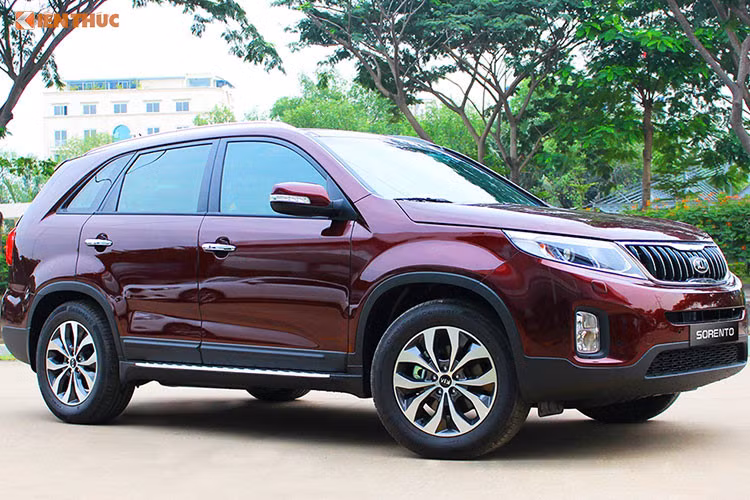 Kia Sorento là mẫu xe SUV 7 chỗ hiếm hoi tại thị trường Việt Nam sở hữu mức giá bán khá tốt - dưới 800 triệu đồng với phiên bản GAT 2WD (789 triệu). Hai phiên bản cao cấp hơn sở hữu mức giá hơn 900 triệu đồng.